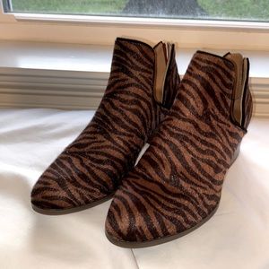 New Directions Like New Tiger Print Calf Hair Ankle Boot